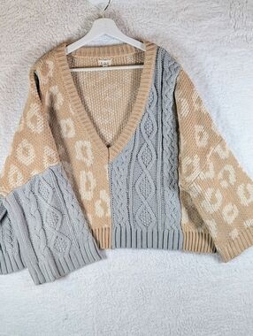 POL Two-Tone Beige and Light Gray V-Neck Sweater
